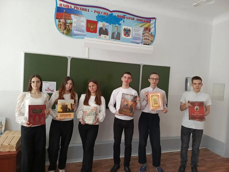 Певчая Никольского храма провела урок о православной книге для старшеклассников Новошахтинска