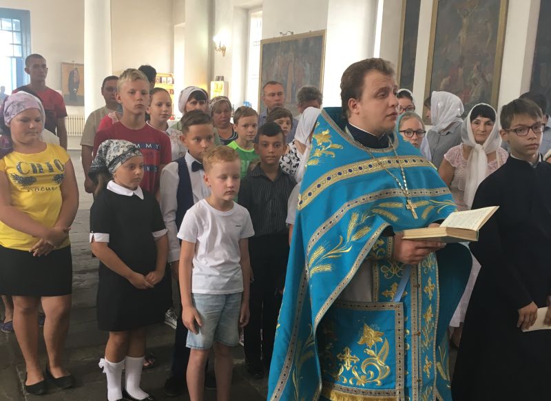 В Успенском храме станицы Калитвенской состоялся молебен перед началом нового учебного года для преподавателей и учащихся станичной школы