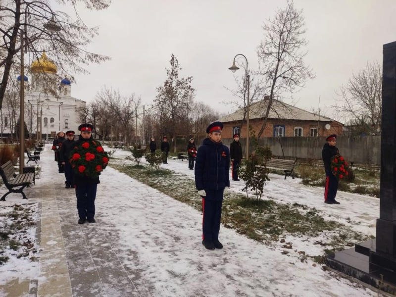 Благочинный приходов Донецкого округа принял участие в патриотическом мероприятии «Поклон глубокий до земли героям павшим и живущим»