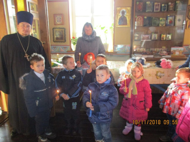 Клирик храма хутора Можаевка иерей Андрей Журавлев провел экскурсию для воспитанников старшей группы детского сада "Колосок" в рамках преподаваемого им факультатива «Святыни Отечества»