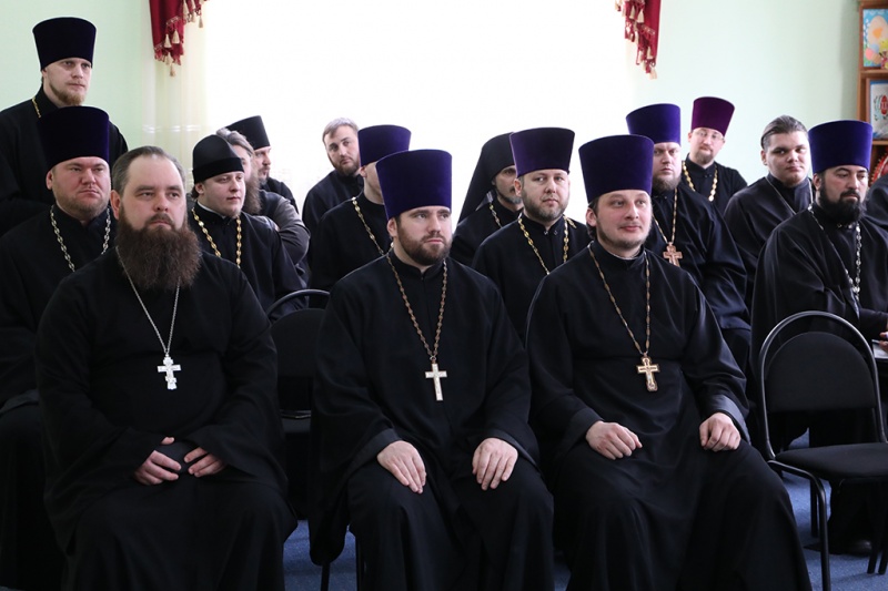 Практическому опыту социального служения была посвящена очередная лекция пастырских курсов