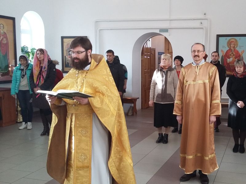 В день 100-летия избрания Патриархом Московским и всея Руси святителя Тихона (Белавина), настоятель Троицкого храма иерей Александр Теличкин совершил Божественную литургию и молебное пение святителю