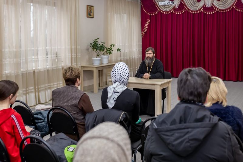 В Духовно-просветительском центре состоялась встреча настоятеля Покровского кафедрального собора с верующими