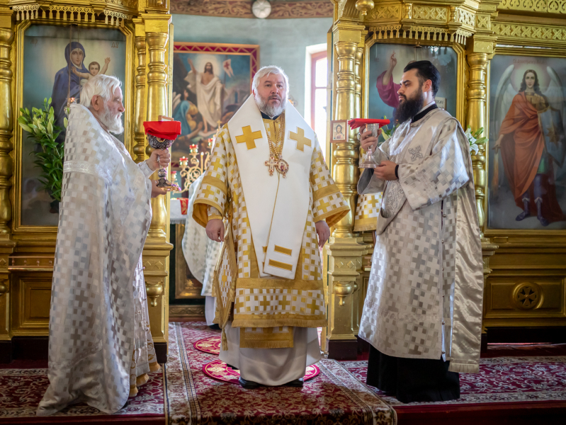 В престольный праздник Преосвященнейший епископ Симон возглавил Божественную литургию в храме Вознесения Господня города Шахты
