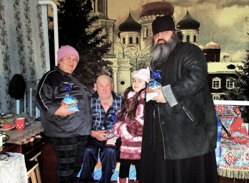 Настоятель Смоленского храма станицы Шумилинской иерей Александр Туховский посетил инвалидов с Рождественскими подарками