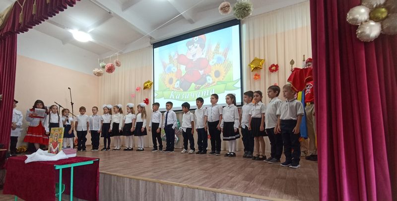 В Ёлкинской школе более 40 первоклассников посвятили в казачата