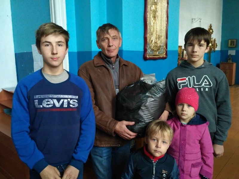 В храме Пресвятой Троицы с. Маньково-Калитвенское раздали вещи от «Глория Джинс»