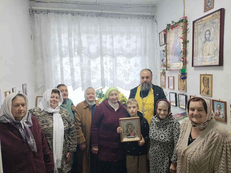 Священник с прихожанами помолились в Иверской часовне х.Марьяны.