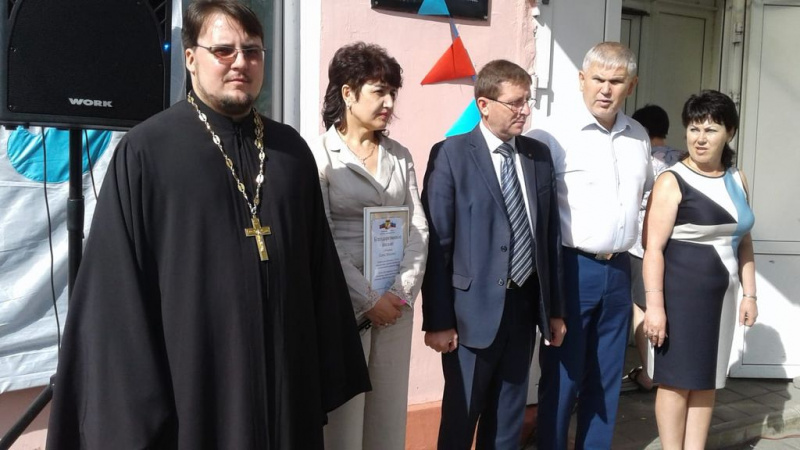 Иерей Николай Налеткин, священник храма святого Николая Чудотворца г. Шахты принял участие в торжественной линейке школы № 25