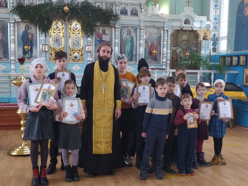 В храме Архистратига Михаила п. Каменоломни наградили юных художников