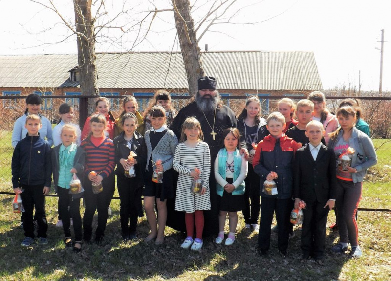 Настоятель Смоленского храма станицы Шумилинской иерей Александр Туховский посетил учащихся школы х. Поповка