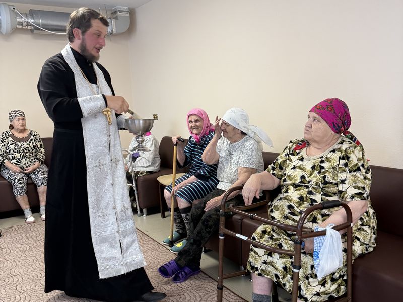 Иерей Александр Левчик посетил реабилитационное отделение для граждан пожилого возраста и инвалидов в станице Боковской
