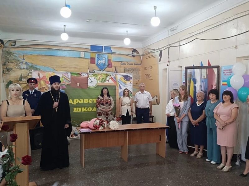 Иерей Олег Брехов принял участие в школьной линейке