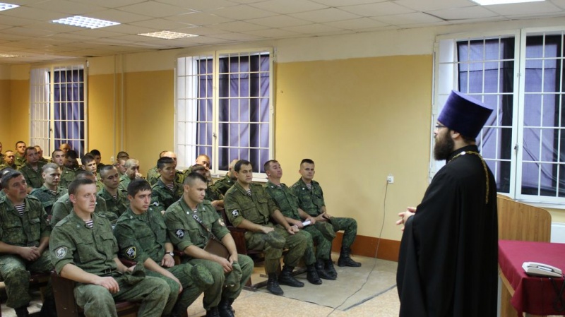 Благочинный Каменск-Шахтинского округа иерей Александр Теличкин провел беседу с военнослужащими воинской части № 3433