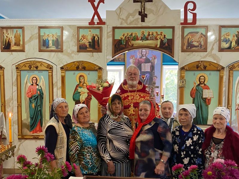 Прихожане храма святого благоверного князя Димитрия Донского поселка Нижнедонской поздравили настоятеля прихода игумена Александра (Корнеева) с днем иерейской хиротонии