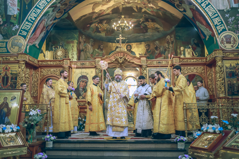 В день своего рождения правящий архиерей Шахтинской епархии Преосвященнейший епископ Симон совершил Божественную литургию в Покровском кафедральном соборе города Шахты