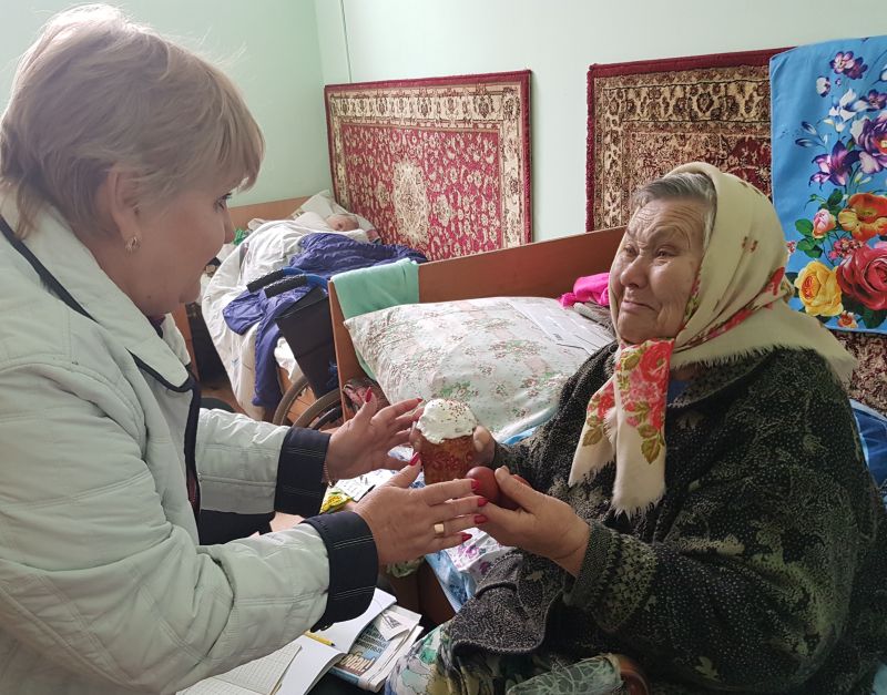 Приход в честь образа Пресвятой Богородицы Взыскание погибших г. Шахты собрал благотворительную помощь в виде пасхальных угощений для престарелых и инвалидов