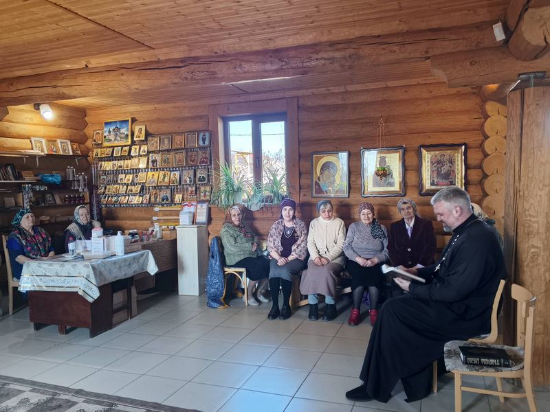 Занятие библейской группы в храме апостола Андрея Первозванного