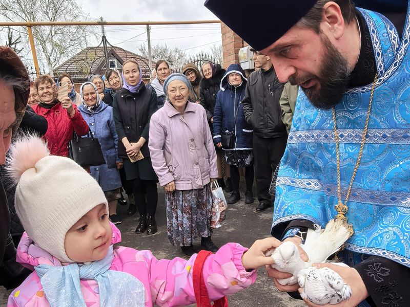 В праздник Благовещения в храме Архистратига Михаила традиционно выпустили в небо голубей