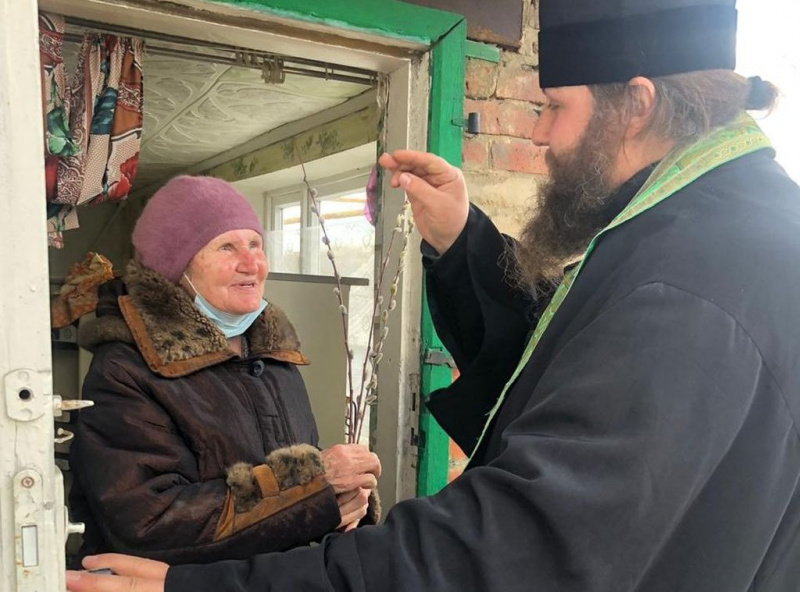 Иеромонах Варнава (Максименко) совершил объезд поселка с молебным пением и посетил старейшин прихода в Вербное воскресенье