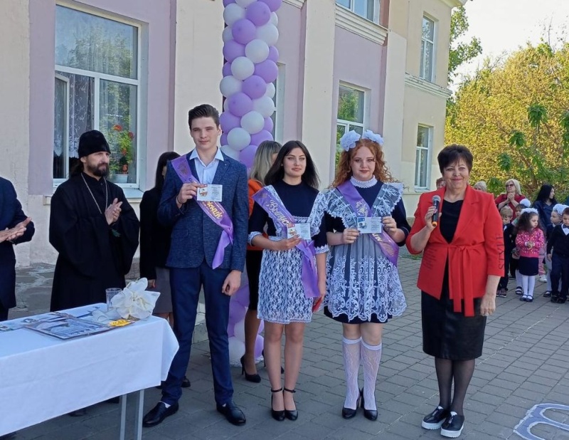 Иеромонах Арсений (Алимов) поздравил с окончанием школы выпускников МБОУ СОШ № 22 пос. Горный