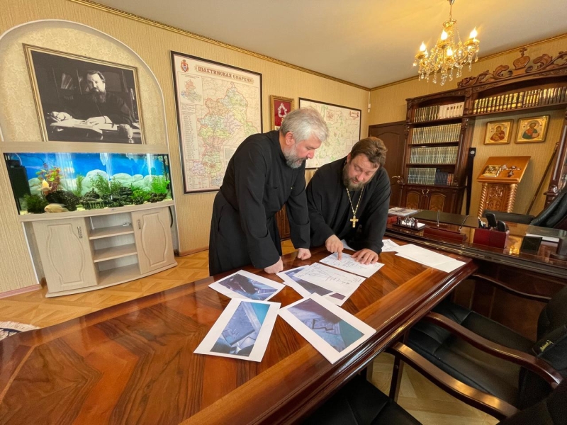Преосвященнейший епископ Симон и иерей Симеон Есин обсудили проект реконструкции храма апостола Андрея Первозванного города Миллерово