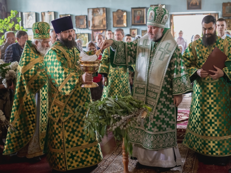 В праздник Входа Господня в Иерусалим епископ Симон совершил богослужение в храме Вознесения Господня города Шахты