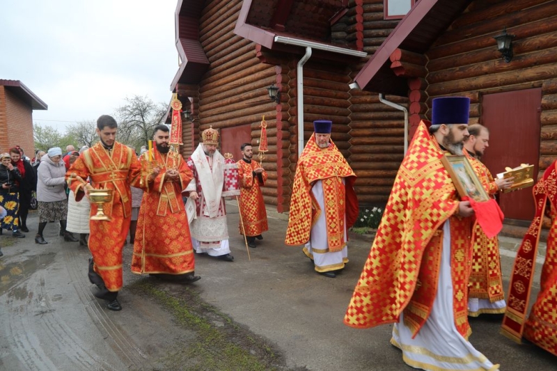 В пятницу Светлой седмицы Преосвященнейший епископ Симон совершил Божественную литургию в храме архиерейского подворья в честь великомученицы Екатерины города Красный Сулин