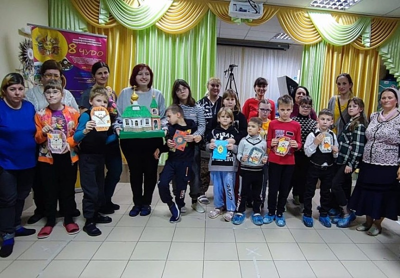 Учащиеся воскресной школы «Благовест» поздравили воспитанников АНО «Мир один для всех» с днем Архистратига Михаила