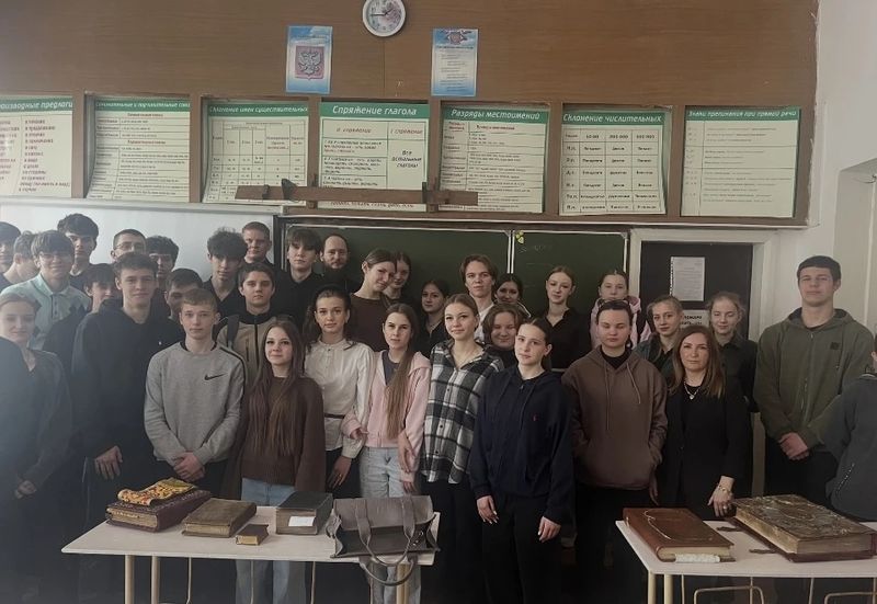 Настоятель и клирик Свято-Покровского храма в Шахтах провели для школьников 23 школы урок в честь Дня православной книги