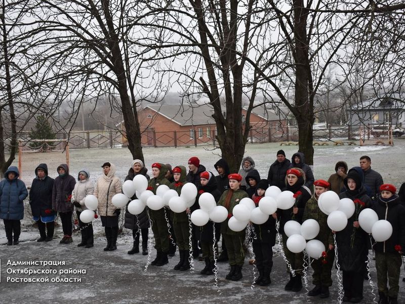 Благочинный приходов Нижнедонского округа принял участие в открытии мемориальной доски выпускнику школы №26 хутора Красный Кут Роману Чумакову