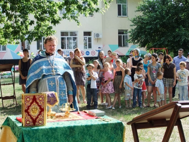 50 воспитанников социального учреждения и 25 родителей и сотрудников реабилитационного центра г. Шахты причастились Святых Христовых Тайн