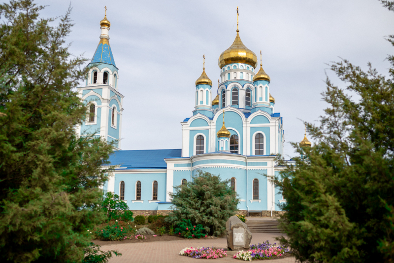 Преосвященнейший епископ Симон совершил Божественную литургию в Покровском кафедральном соборе города Шахты