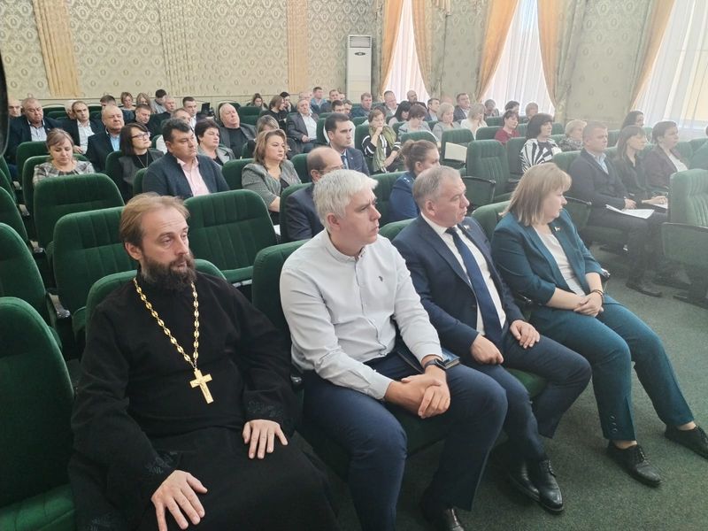 12 октября в районном Дворце культуры поселка Каменоломни состоялось заседание Собрания депутатов Октябрьского района