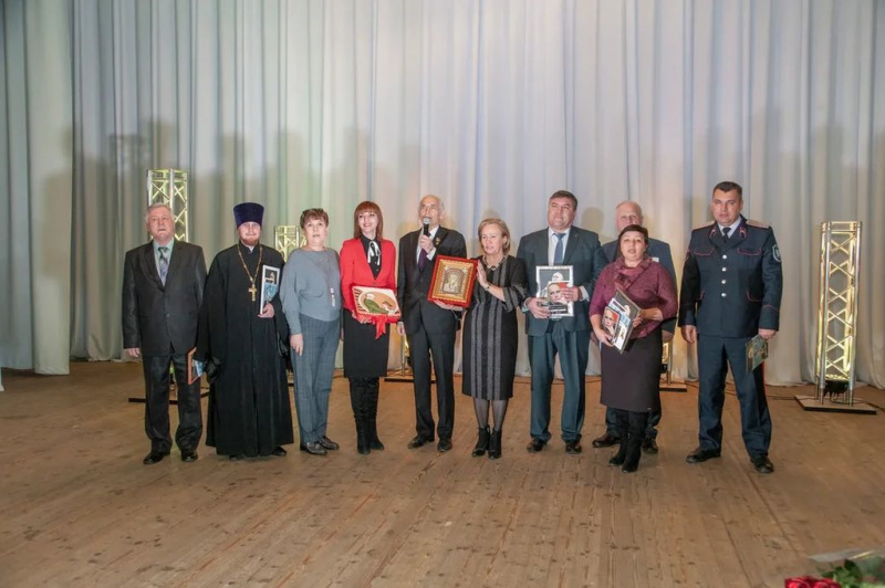 В Зверево-Никольском благочинии состоялась концертная программа с участием Народного артиста СССР Василия Ланового. На мероприятии присутствовал иерей Димитрий Дяур