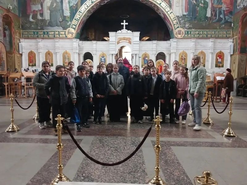 Учащиеся гимназии №10 посетили Покровский кафедральный собор на Светлой седмице