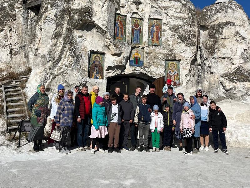 Паломники из станицы Вешенской совершили поездку в Костомаровский Спасский монастырь.      