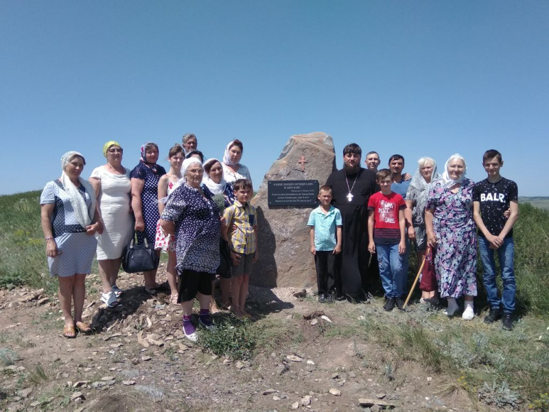 «И всякий, живущий и верующий в меня, не умрет во век» (Евангелие от Иоанна 11:25). В х. Лихом на месте смерти настоятеля Георгиевского храма протоиерея Алекесандра Клочанко установлен камень и памятная табличка