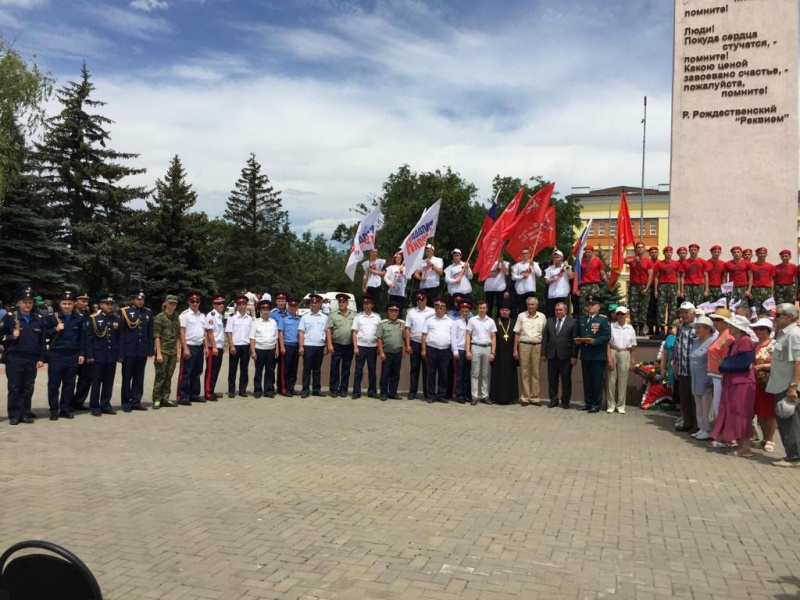 Торжественная церемония изъятия земли с мемориала «Победа» в рамках военно-патриотической акции «Горсть Памяти» состоялась в г. Красный Сулин. В мероприятии принял участие иеромонах Никон (Синюшкин)