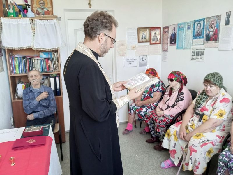 Протоиерей Роман Мясников в первый день Петровского поста посетил дом престарелых в поселке Садовый