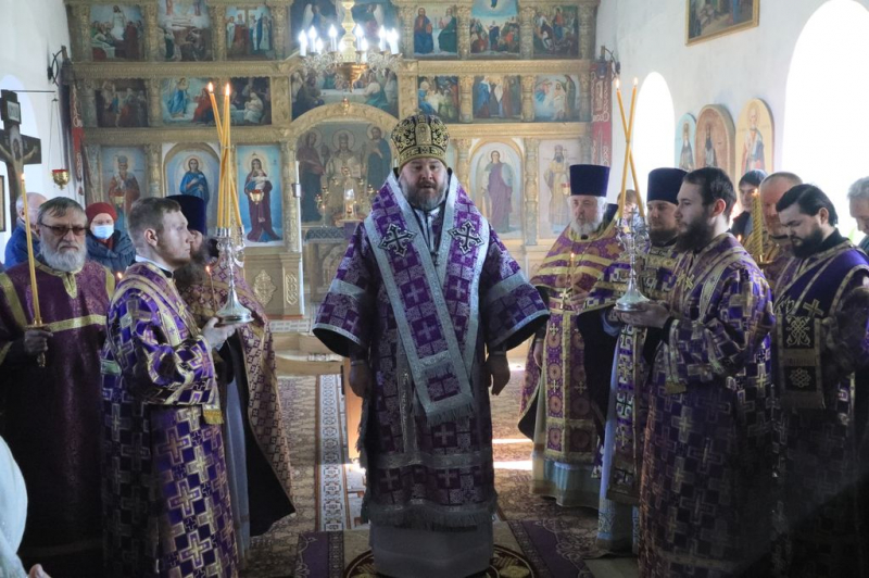 В поминальную субботу Великого поста Преосвященнейший епископ Симон совершил Божественную литургию и панихиду в храме святителя Тихона Задонского пос. Тарасовский