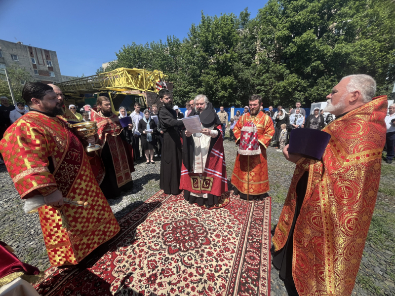 Преосвященнейший епископ Симон совершил чин освящения креста и купола для храма в честь праведного Иосифа Обручника в городе Шахты