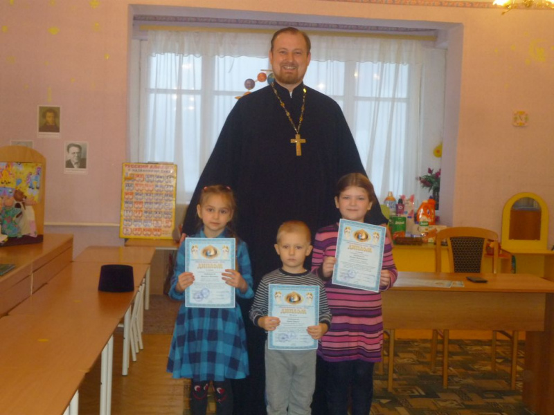 Протоиерей Роман Амплеев посетил родительское собрание на тему: "Дарите людям доброту" детского сада № 12 г. Новошахтинска