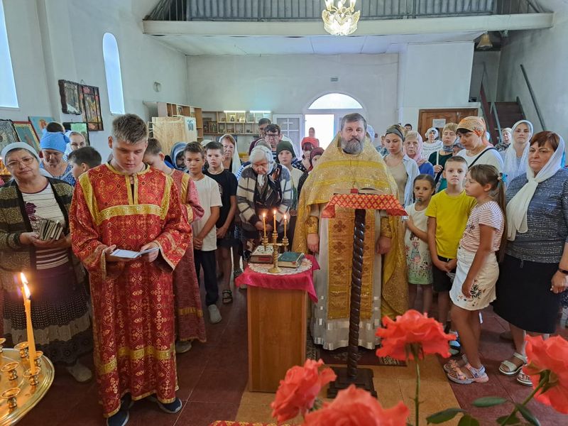 В храмах Александровск-Грушевского благочиния благословили детей на начало нового учебного года