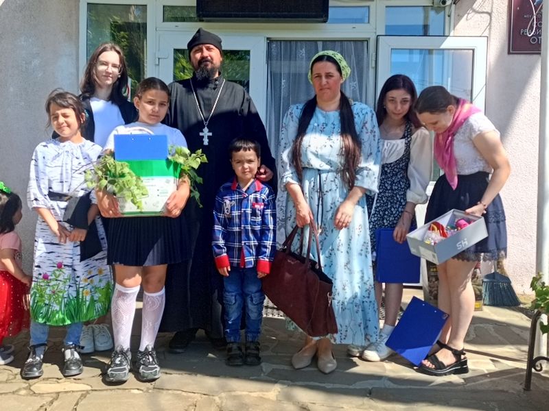 Священник и воспитанники воскресной школы посетили реабилитационный центр для престарелых в День Святой Троицы