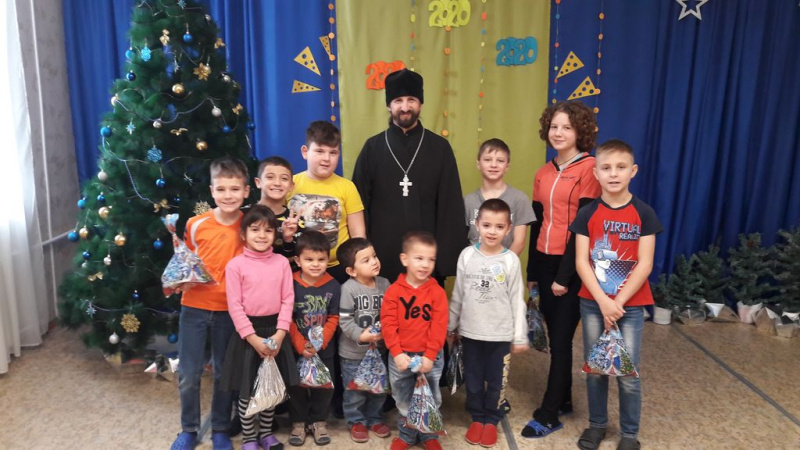 Иеромонах Арсений (Алимов) поздравил с праздником Рождества Христова воспитанников Социально-реабилитационного центра