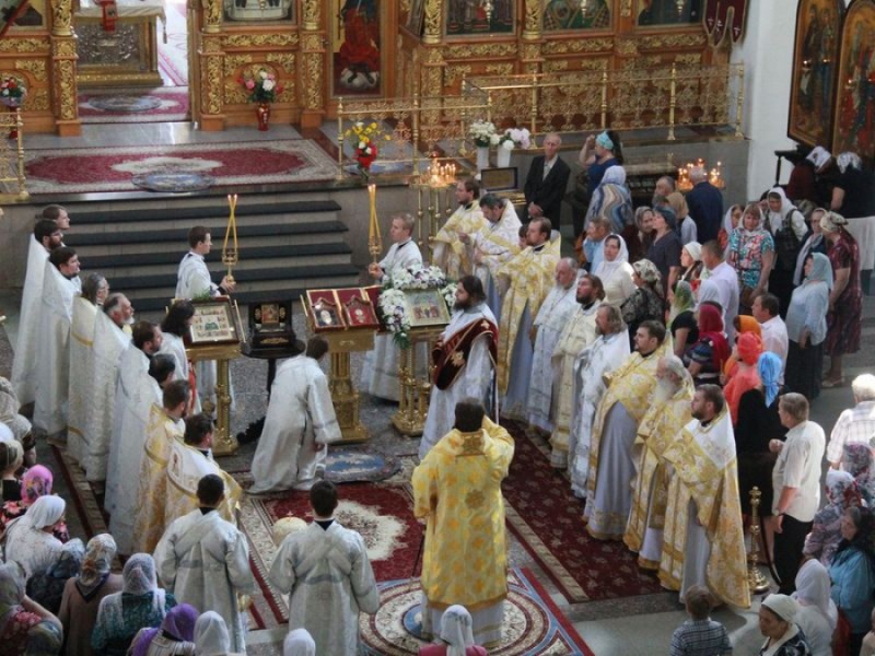 Епископ Игнатий совершил Литургию в Покровском кафедральном соборе г. Шахты