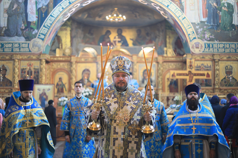 Праздник Благовещения Пресвятой Богородицы собрал многочисленных верующих города Шахты на богослужение в Покровском кафедральном соборе
