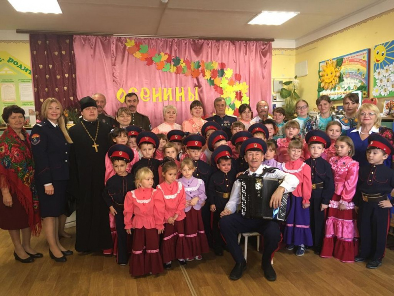 Иерей Игорь Лосев поздравил сотрудников и воспитанников детского сада станицы Калитвенской с присвоением учреждению статуса «казачий»