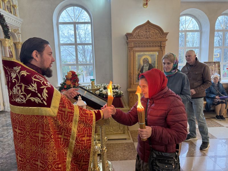 Благодатный огонь доставили в Донецк